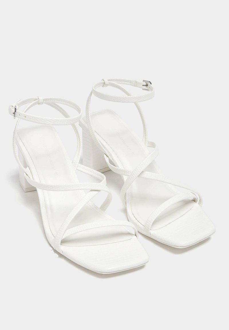 PULL&BEAR PULL&BEAR WITH CROSSOVER STRAPS - Sandals - white Angebote