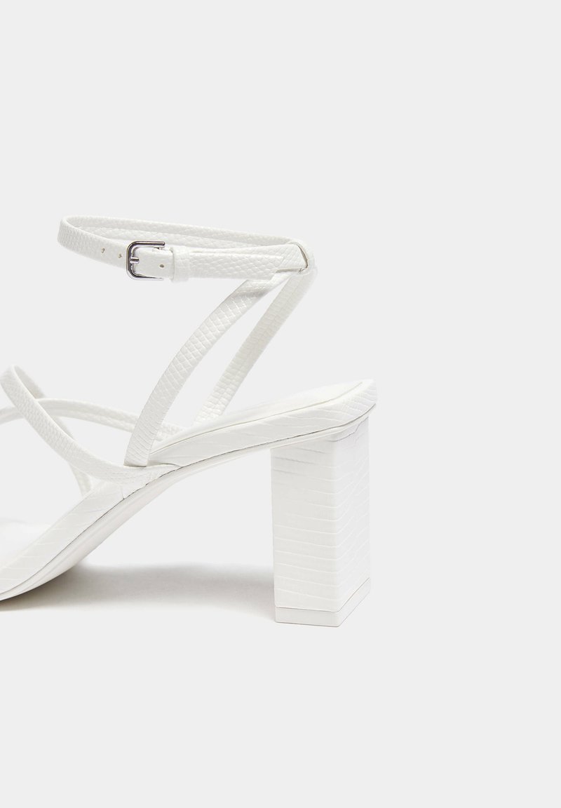 PULL&BEAR PULL&BEAR WITH CROSSOVER STRAPS - Sandals - white Angebote