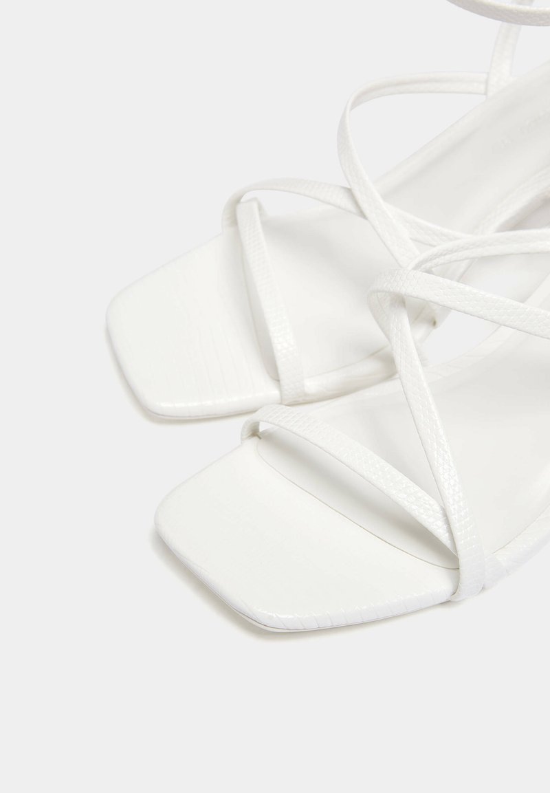 PULL&BEAR PULL&BEAR WITH CROSSOVER STRAPS - Sandals - white Angebote