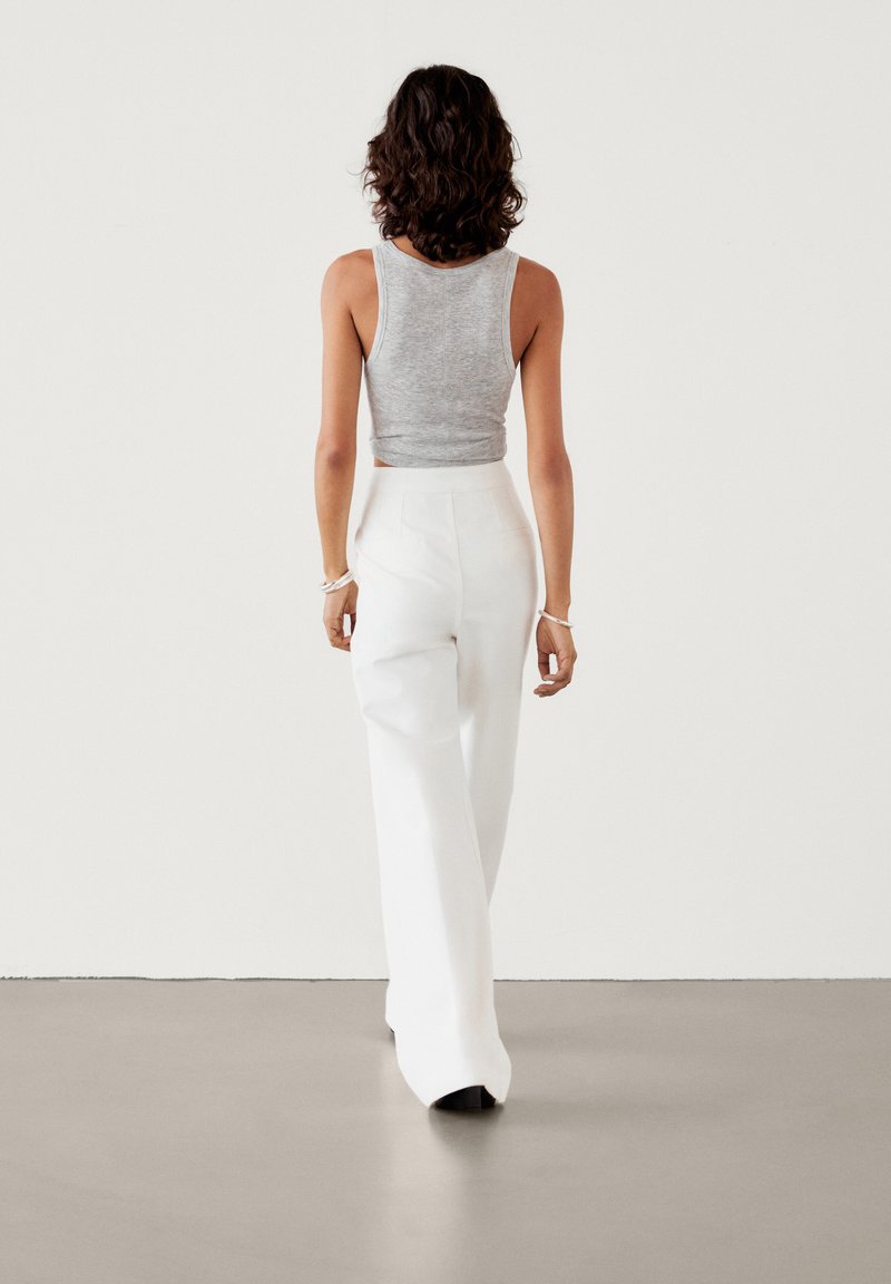 Massimo Dutti Massimo Dutti HIGH-WAIST FLARED - Trousers - white Bis zu 50% Rabatt