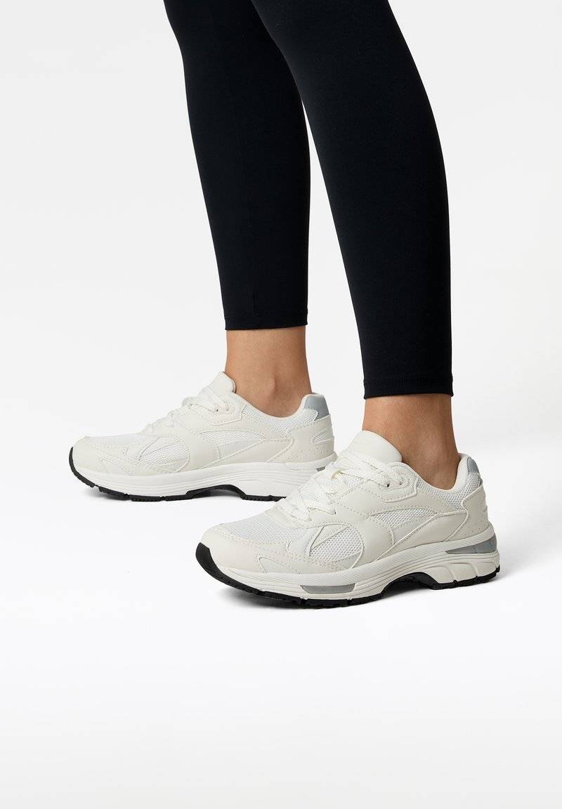 OYSHO OYSHO RETRO RUNNING - Training shoe - white Schlussverkauf