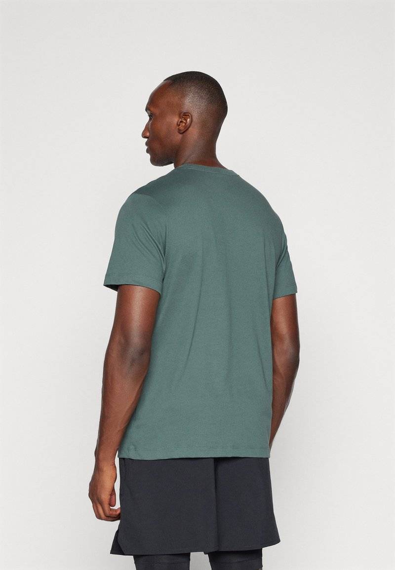 Nike Performance Nike Performance TEE CREW SOLID - Sports T-shirt - vintage green Saisonschlussverkauf