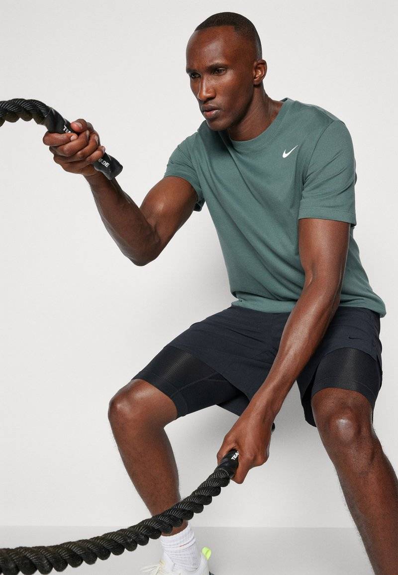Nike Performance Nike Performance TEE CREW SOLID - Sports T-shirt - vintage green Saisonschlussverkauf