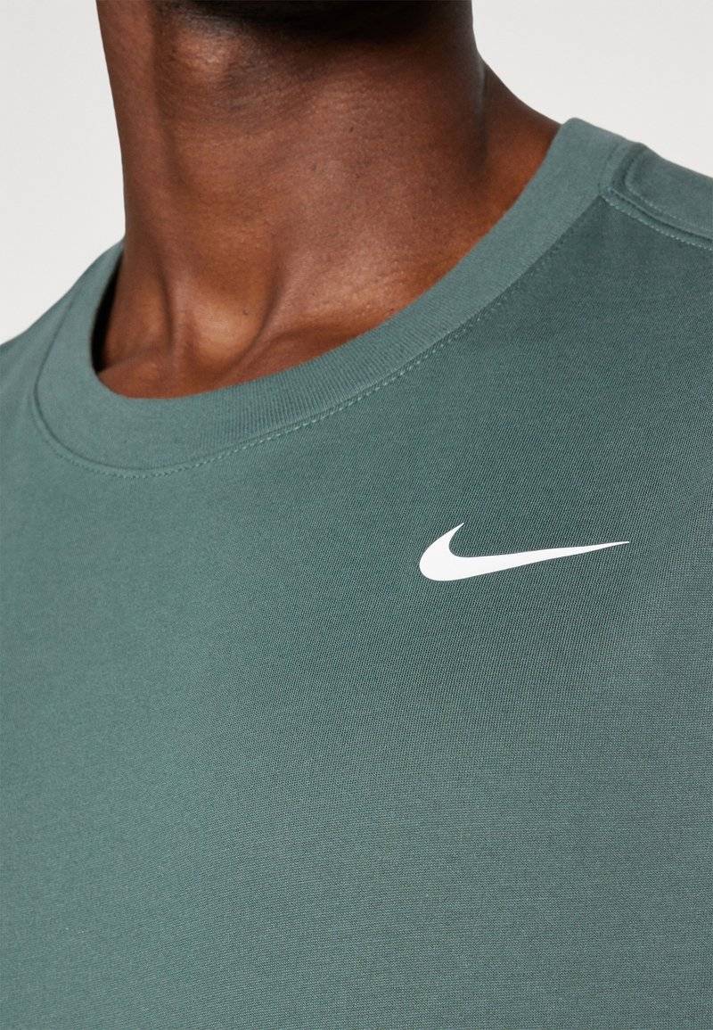 Nike Performance Nike Performance TEE CREW SOLID - Sports T-shirt - vintage green Saisonschlussverkauf