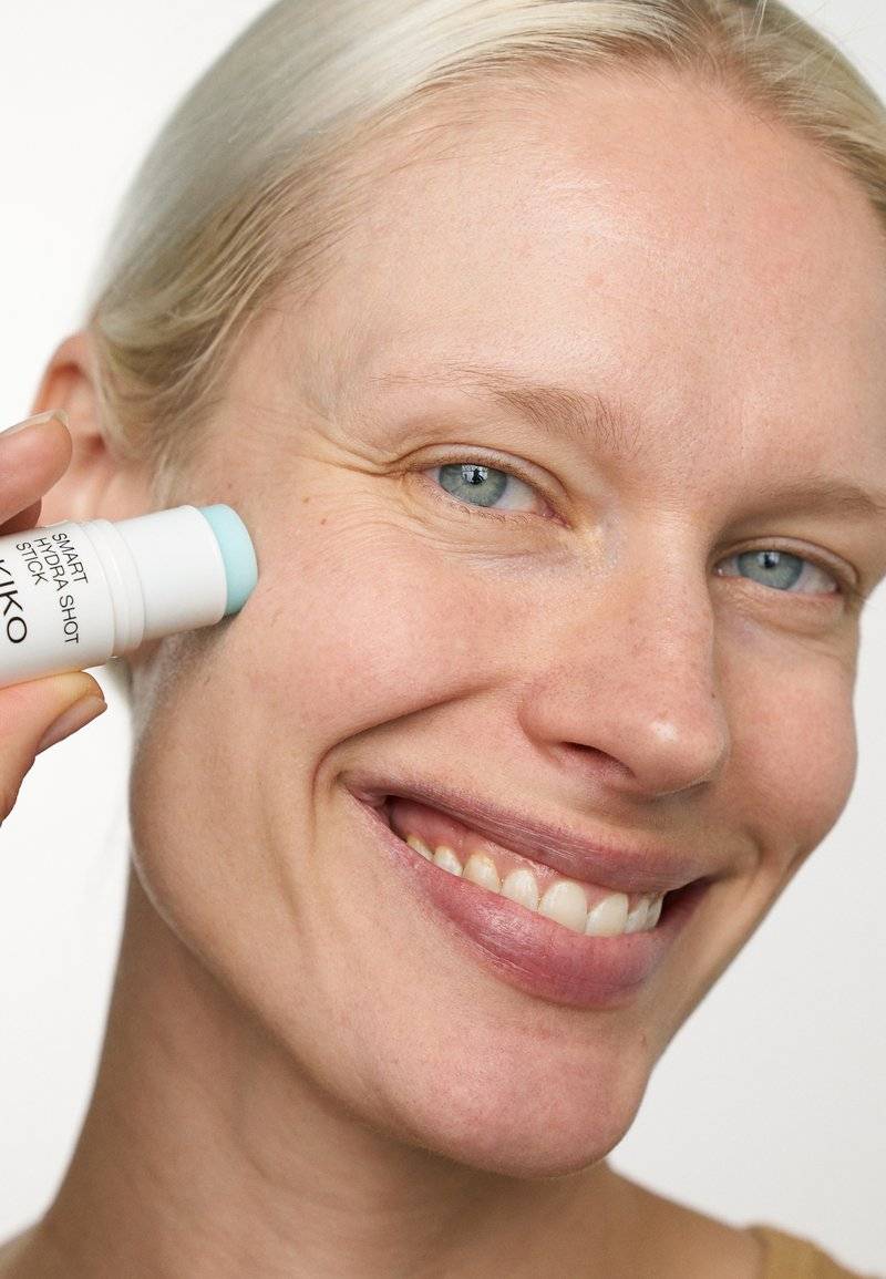 KIKO Milano KIKO Milano SMART HYDRASHOT STICK - Face cream Räumungsverkauf