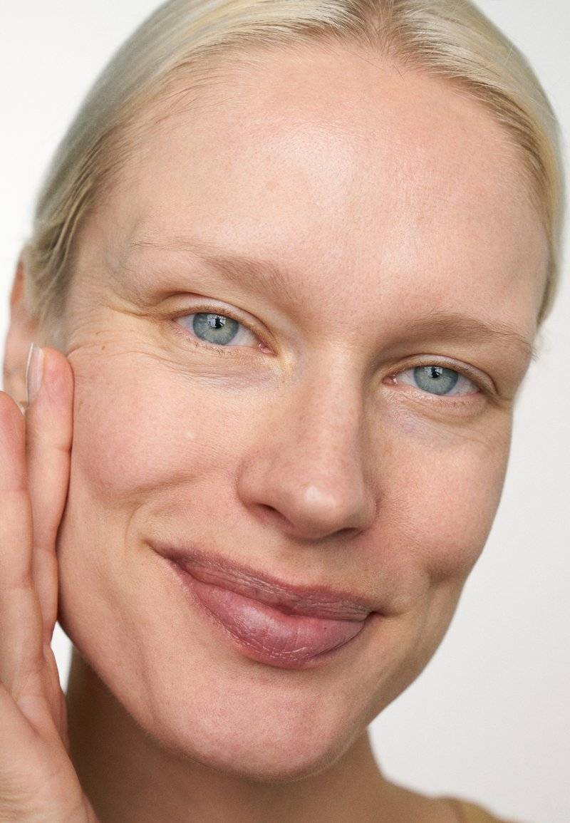 KIKO Milano KIKO Milano SMART HYDRASHOT STICK - Face cream Räumungsverkauf
