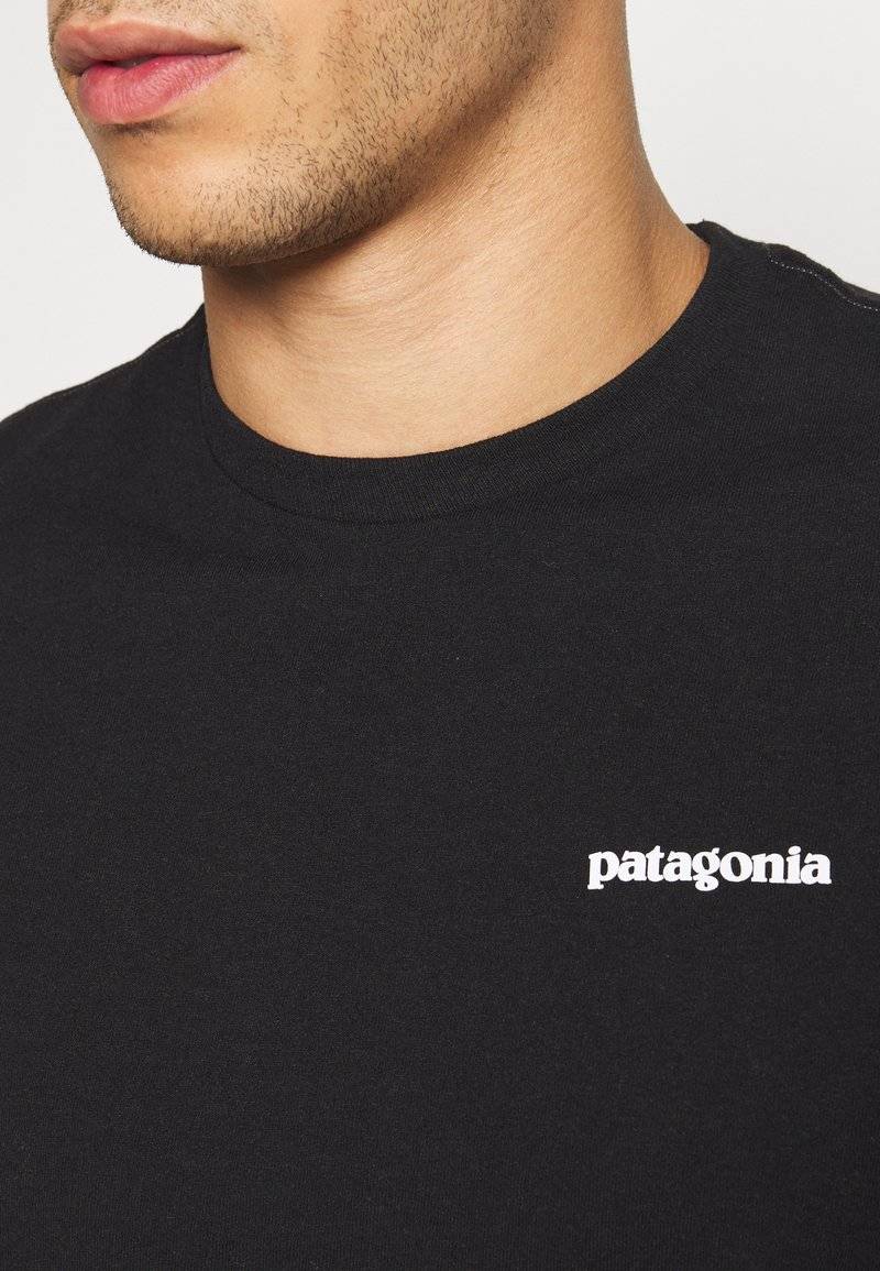 Patagonia Patagonia LOGO TEE - Print T-shirt - black Bis zu 55% Rabatt