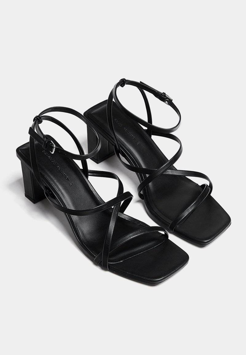 PULL&BEAR PULL&BEAR WITH CROSSOVER STRAPS - Sandals - black Großer Ausverkauf