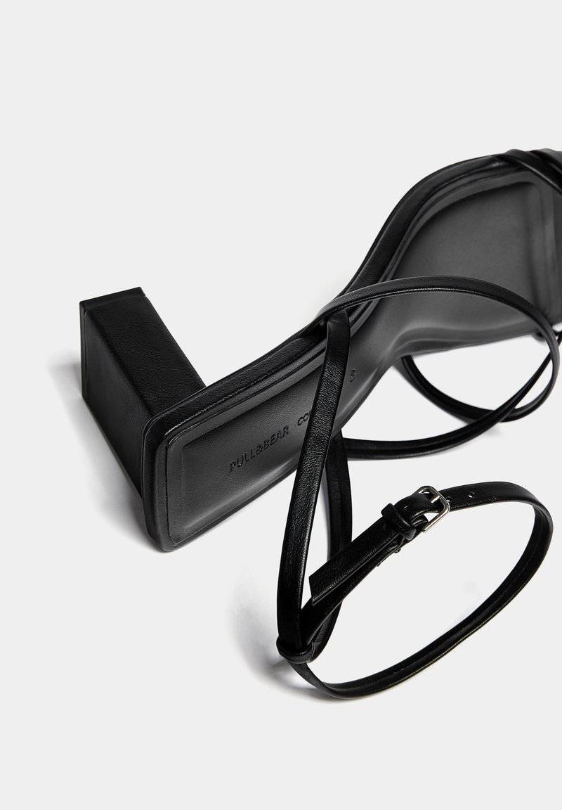 PULL&BEAR PULL&BEAR WITH CROSSOVER STRAPS - Sandals - black Großer Ausverkauf