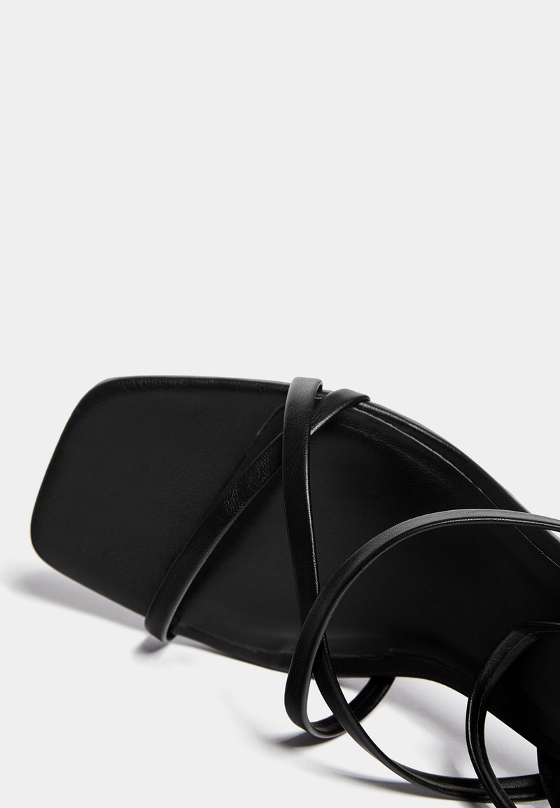 PULL&BEAR PULL&BEAR WITH CROSSOVER STRAPS - Sandals - black Großer Ausverkauf