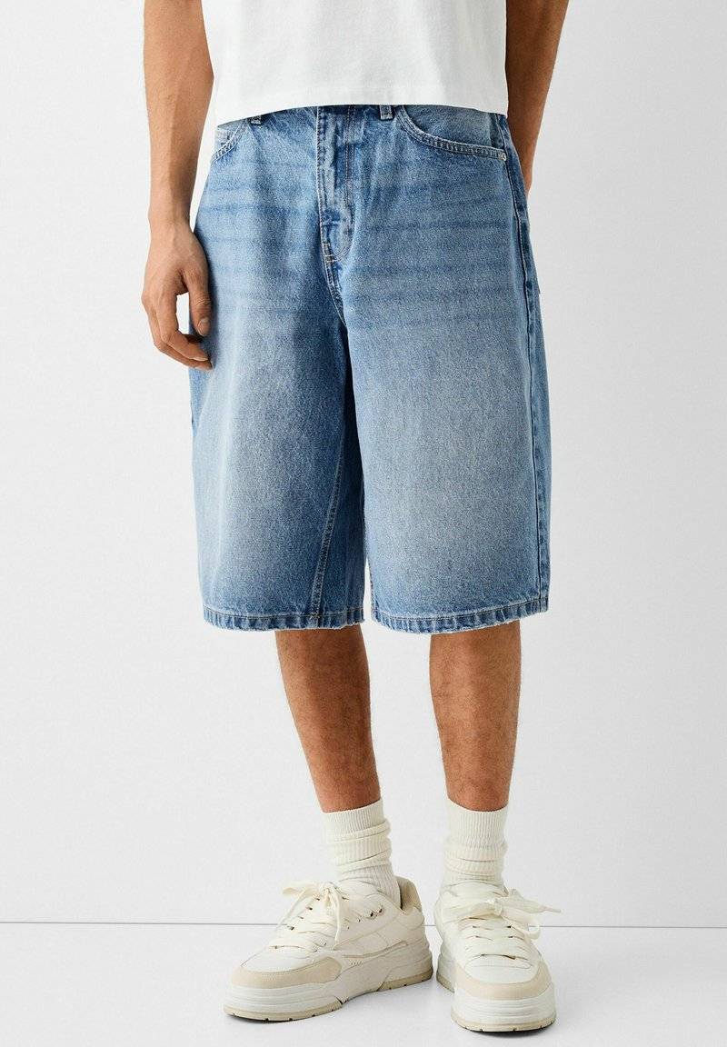 Bershka Bershka BAGGY BERMUDA - Denim shorts - lightblue denim Im Verkauf