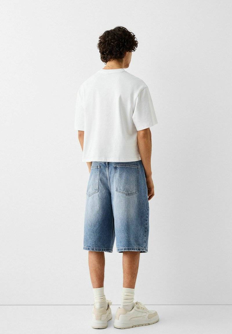 Bershka Bershka BAGGY BERMUDA - Denim shorts - lightblue denim Im Verkauf