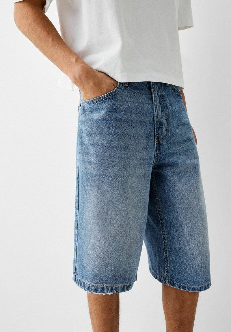 Bershka Bershka BAGGY BERMUDA - Denim shorts - lightblue denim Im Verkauf