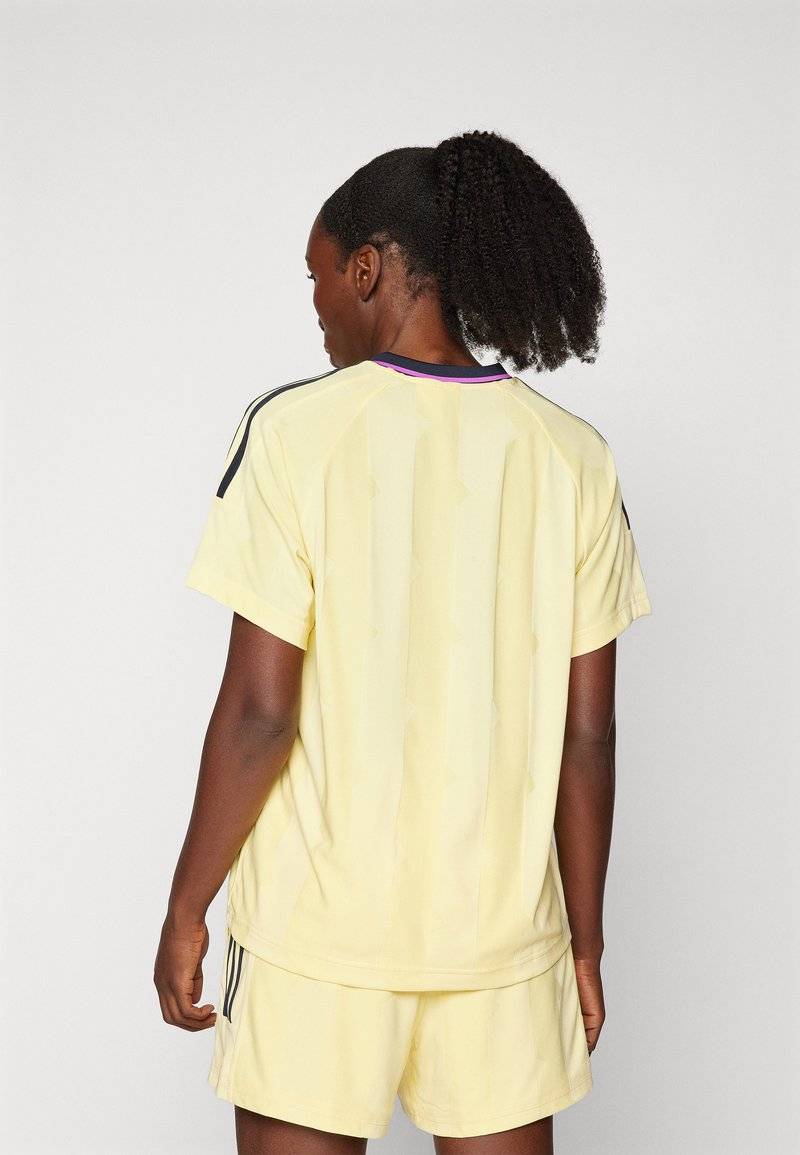 adidas Sportswear adidas Sportswear TIRO CUT STRIPES BOYFRIEND - Print T-shirt - almost yellow Limitierter Zeitrabatt