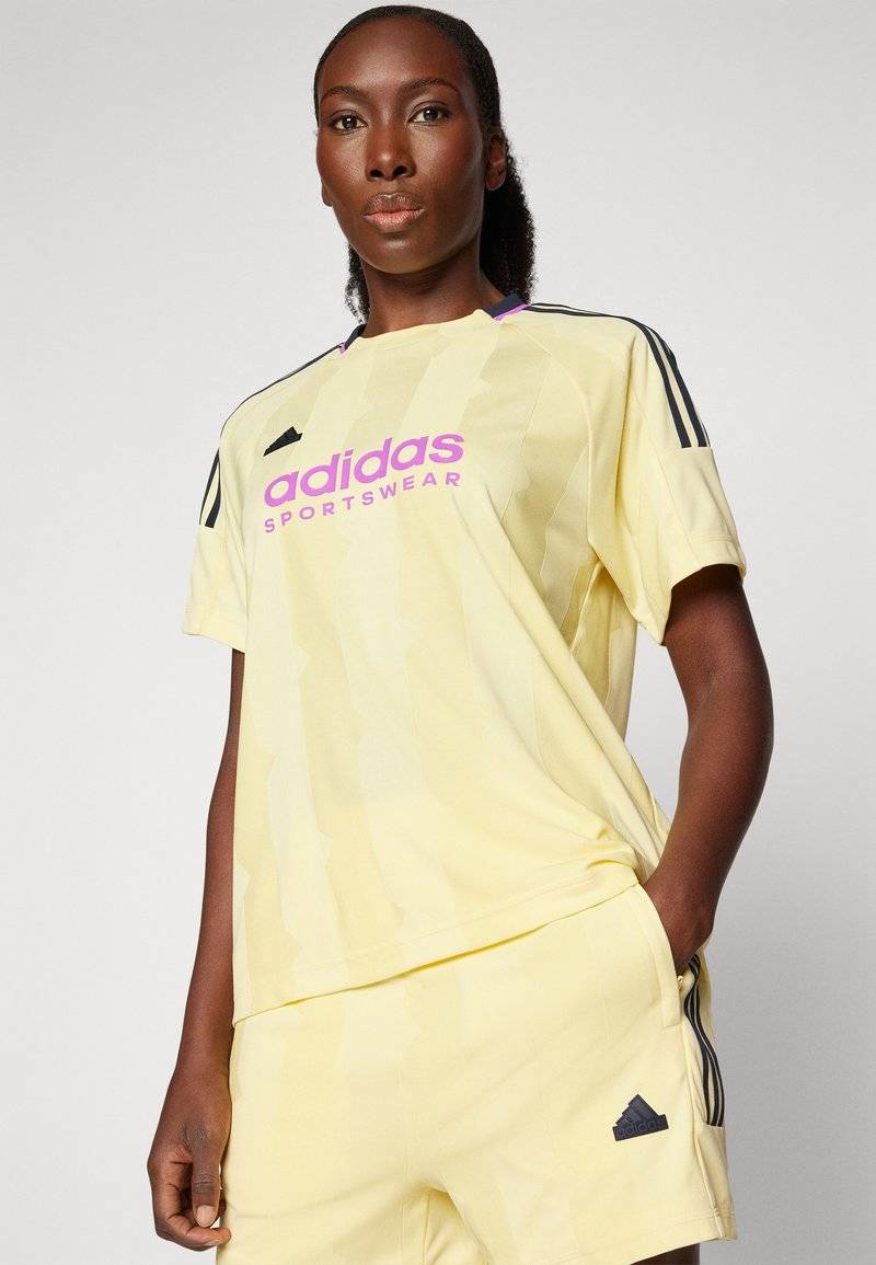 adidas Sportswear adidas Sportswear TIRO CUT STRIPES BOYFRIEND - Print T-shirt - almost yellow Limitierter Zeitrabatt