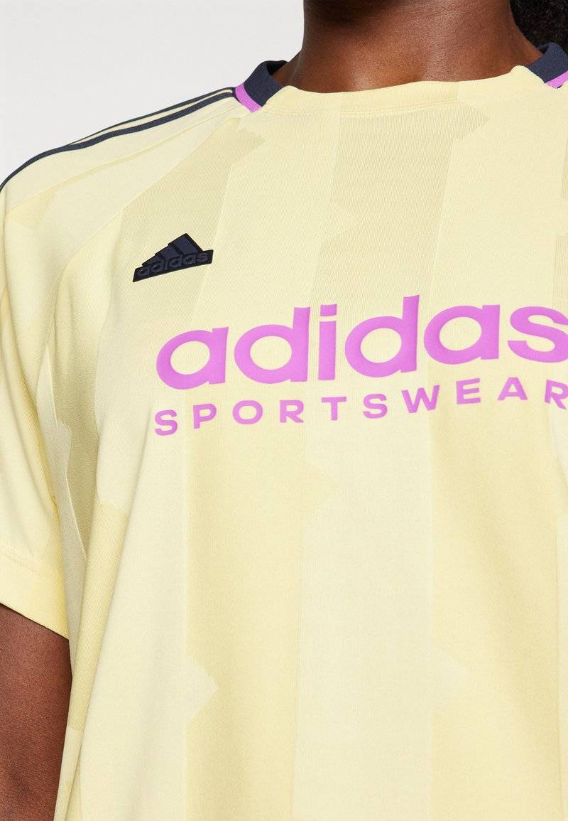 adidas Sportswear adidas Sportswear TIRO CUT STRIPES BOYFRIEND - Print T-shirt - almost yellow Limitierter Zeitrabatt