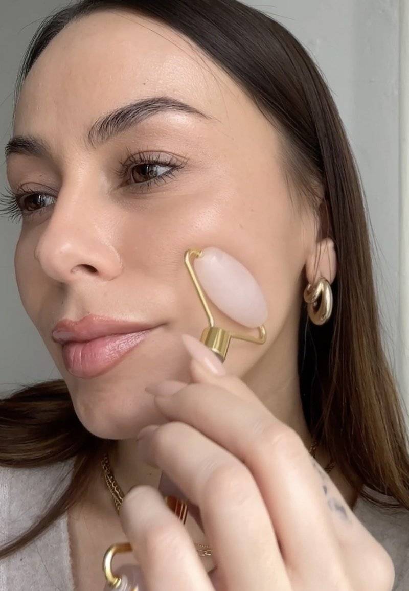 ARI ANWA Skincare ARI ANWA Skincare THE GLOW KIT ROSE – FACE YOGA SET: GUA SHA, ROSENQUARZ ROLLER & 3D MASSAGER - Skincare set - rosa JETZT KAUFEN