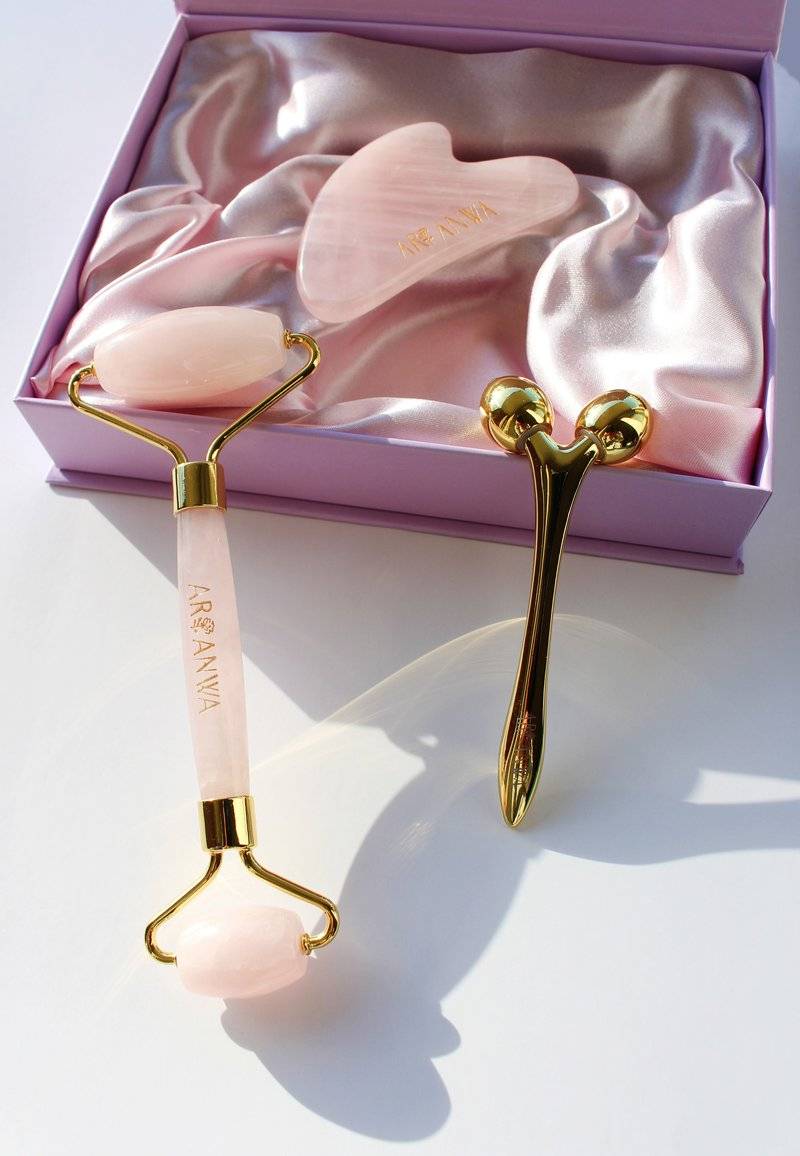 ARI ANWA Skincare ARI ANWA Skincare THE GLOW KIT ROSE – FACE YOGA SET: GUA SHA, ROSENQUARZ ROLLER & 3D MASSAGER - Skincare set - rosa JETZT KAUFEN