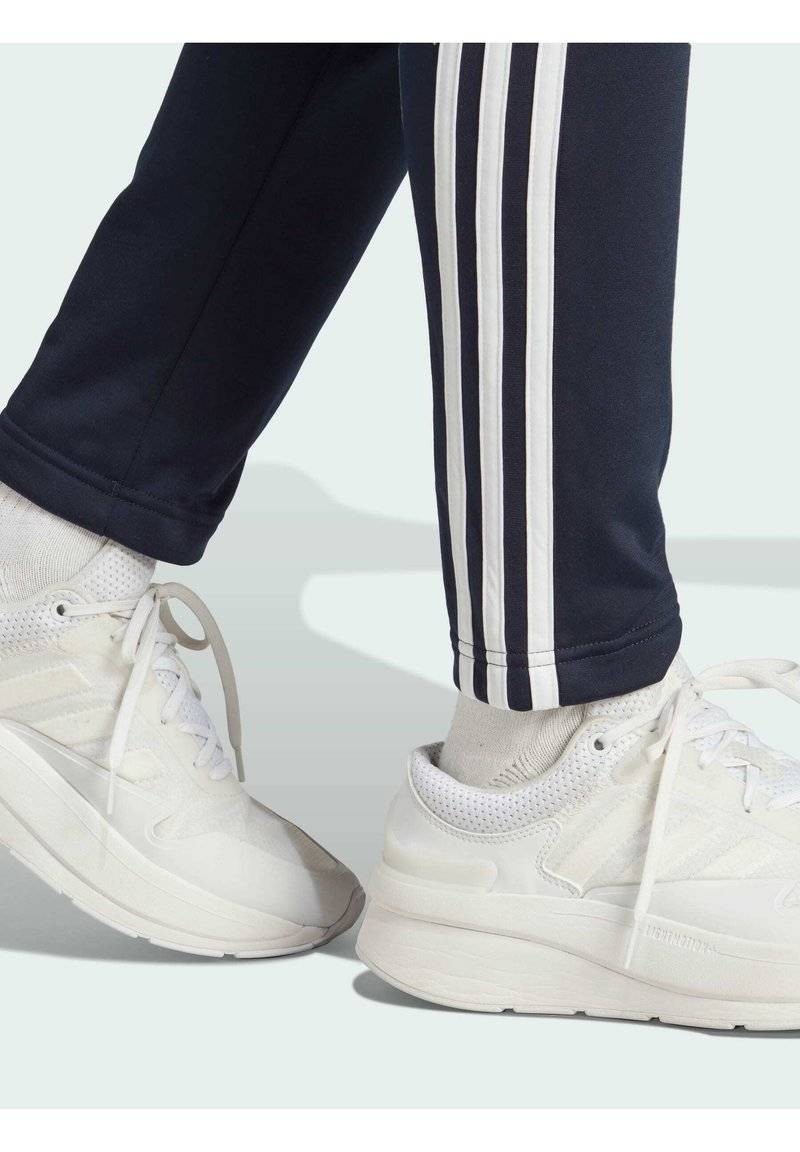 adidas Sportswear adidas Sportswear ESSENTIALS 3-STRIPES - Tracksuit - legend ink white Nur noch ein Tag übrig