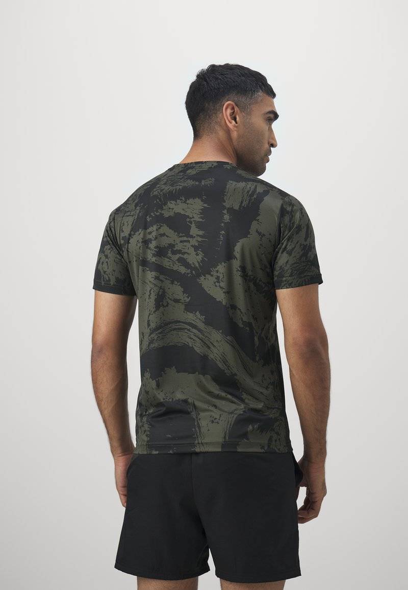 Puma Puma TRAIN ALL DAY TEE - Print T-shirt - dark olive Clearance-Verkauf