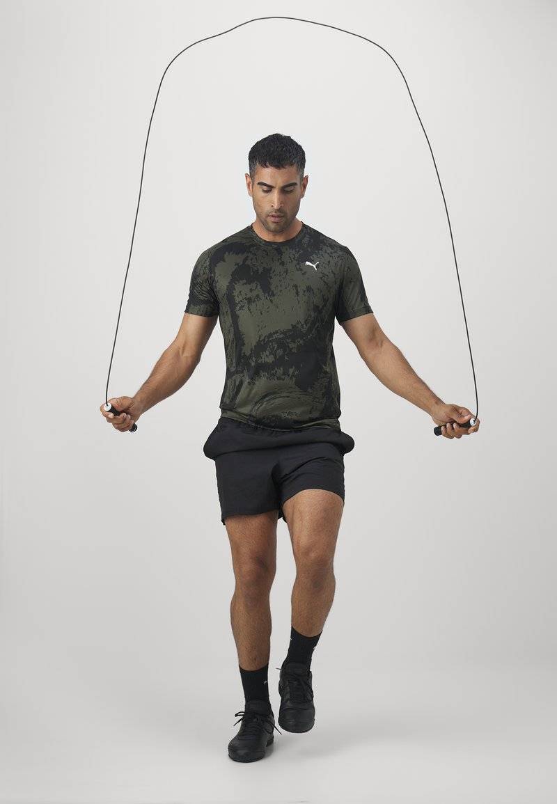 Puma Puma TRAIN ALL DAY TEE - Print T-shirt - dark olive Clearance-Verkauf