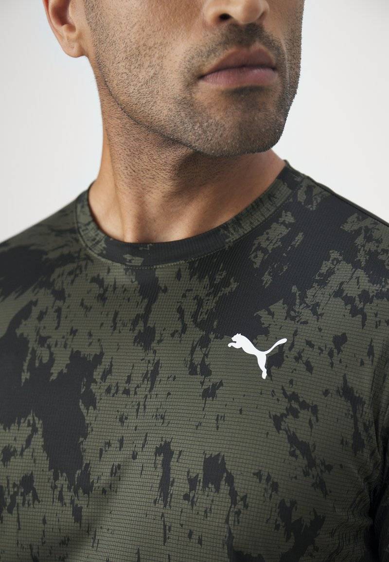 Puma Puma TRAIN ALL DAY TEE - Print T-shirt - dark olive Clearance-Verkauf