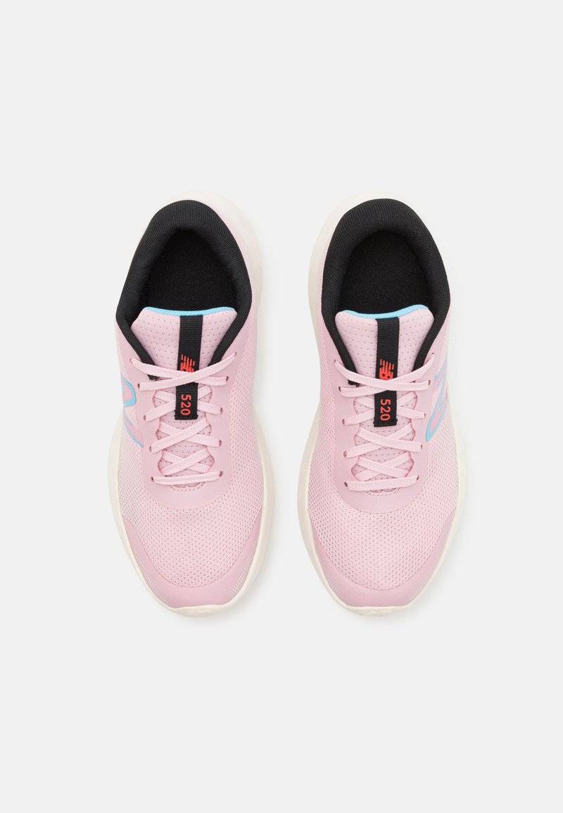 New Balance New Balance 520V8 UNISEX - Competition running shoes - mid century pink Im Verkauf