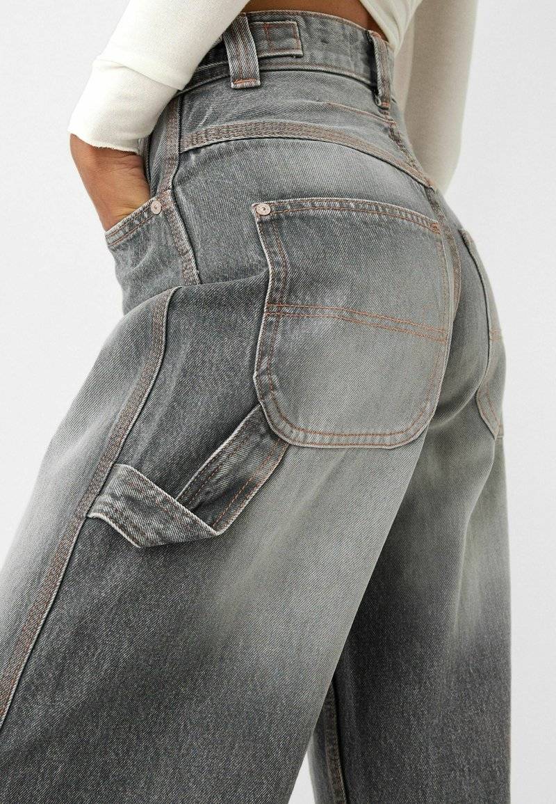 Bershka Bershka WIDE BALLOON CARPENTER - Relaxed fit jeans - grey Fabrikpreis