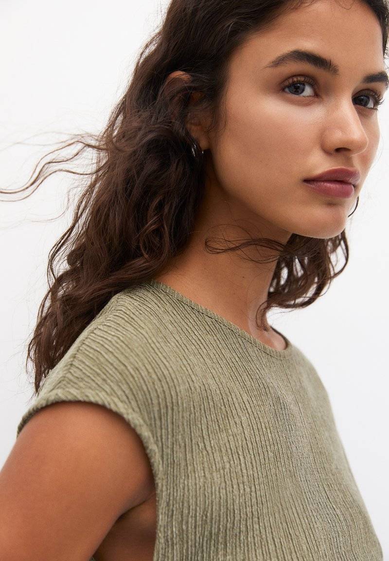 PULL&BEAR PULL&BEAR GATHERED SLEEVELESS - Blouse - khaki Begrenztes Angebot