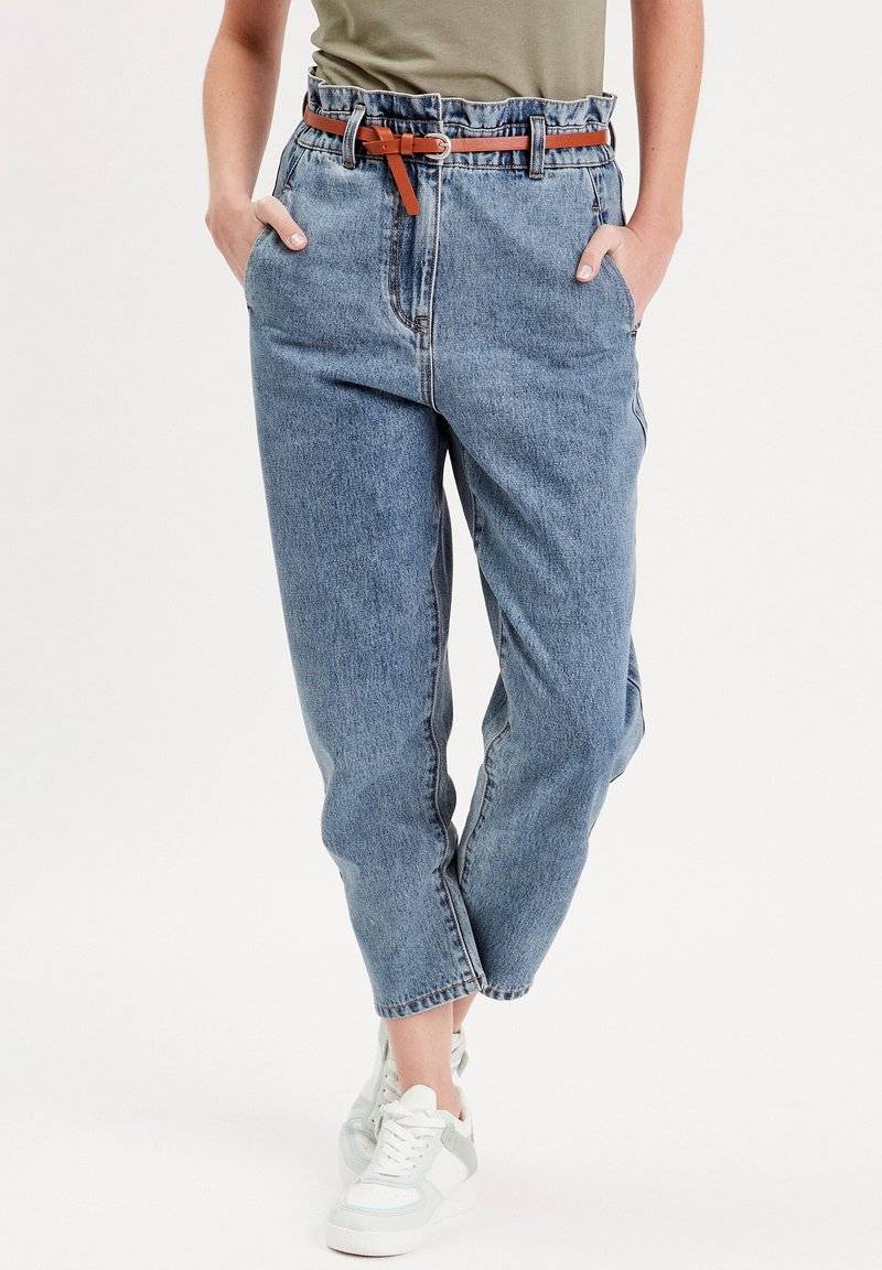 Cache Cache Cache Cache SLOUCHY-MIT GÜRTEL - Jeans Tapered Fit - denim stone Weihnachtsangebot