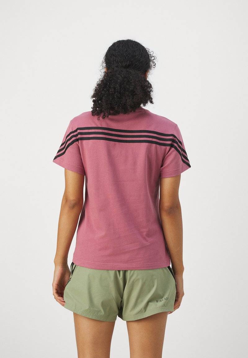 adidas Sportswear adidas Sportswear FUTURE ICONS THREE STRIPES - Print T-shirt - preloved crimson Letzter Tag