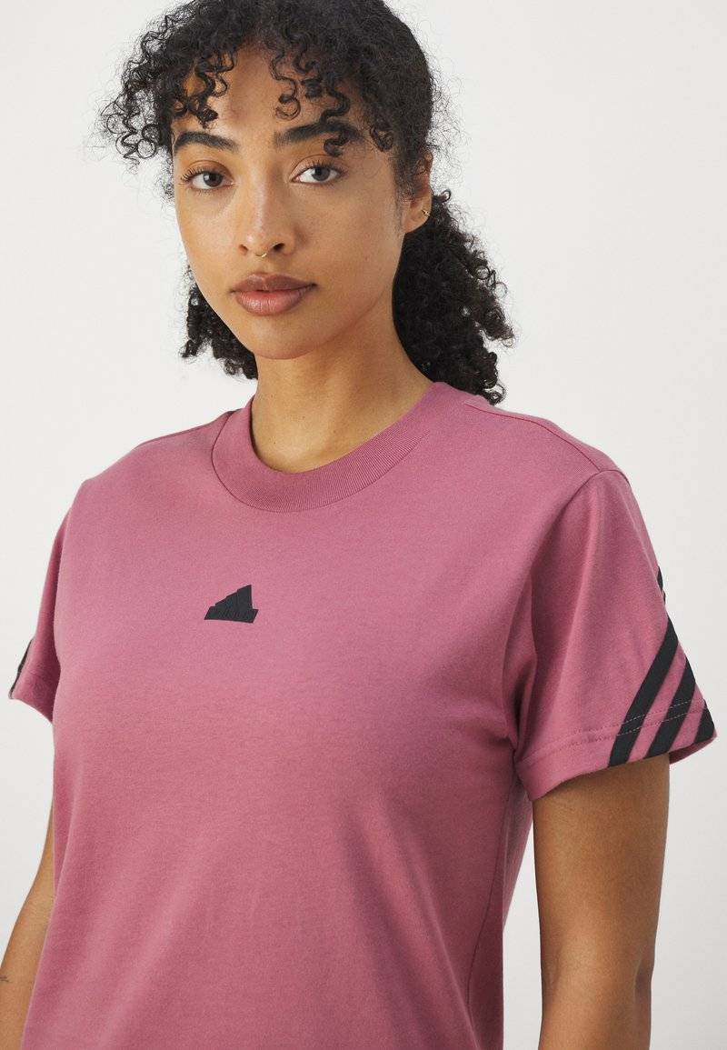adidas Sportswear adidas Sportswear FUTURE ICONS THREE STRIPES - Print T-shirt - preloved crimson Letzter Tag