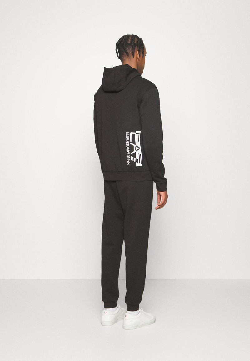 EA7 Emporio Armani EA7 Emporio Armani TRACKSUIT - Tracksuit - nero Vierteljährliche Förderung