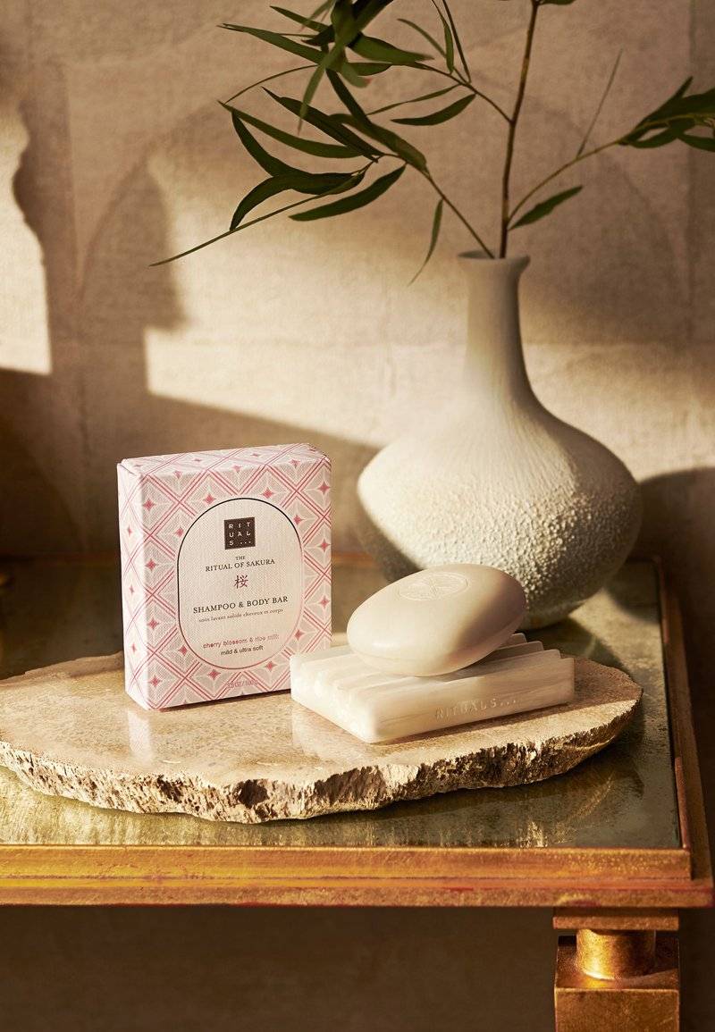 Rituals Rituals THE RITUAL OF SAKURA SHAMPOO & BODY BAR - Soap bar Große Rabatte