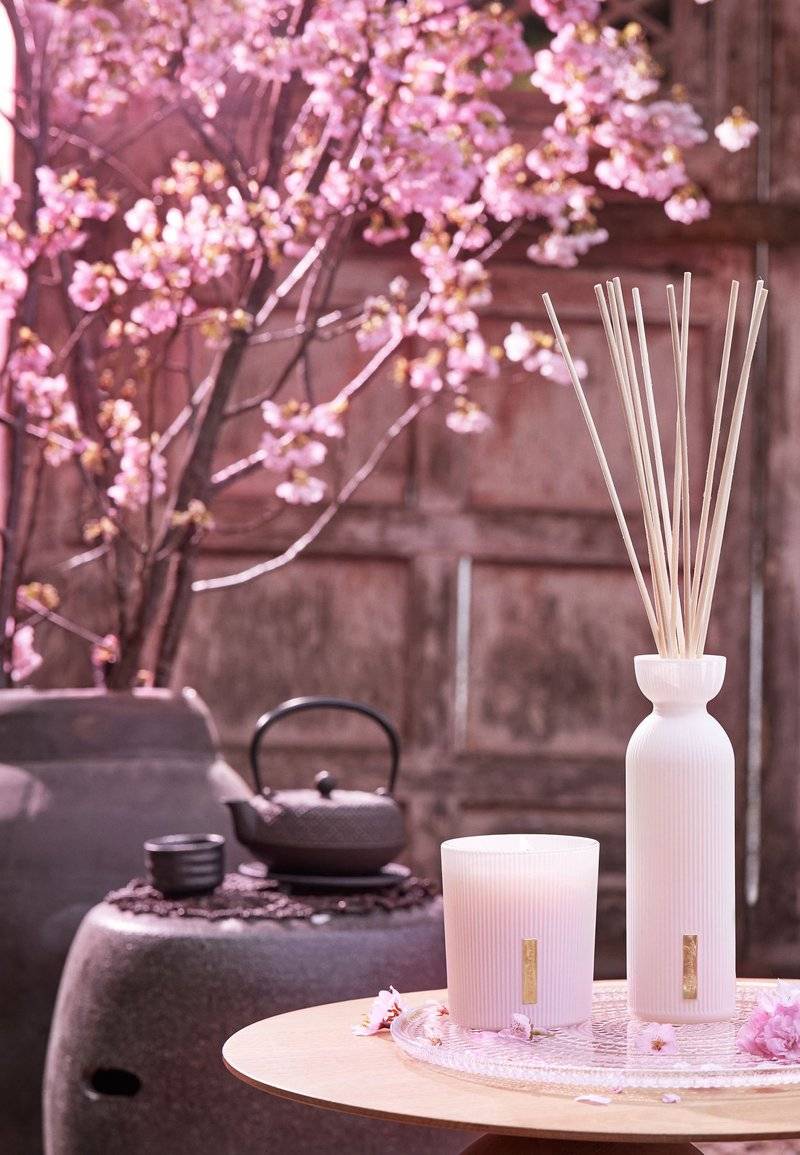 Rituals Rituals SCENTED CANDLE THE RITUAL OF SAKURA - FLORAL - CHERRY BLOSSOM & RICE MILK - Scented candle Tägliche Deals
