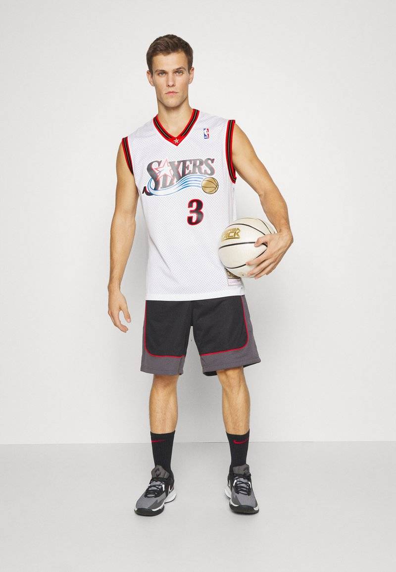 Mitchell & Ness Mitchell & Ness NBA ALLEN IVERSON PHILADELPHIA 76ERS SWINGMAN HOME - Club wear - white Fabrikladen
