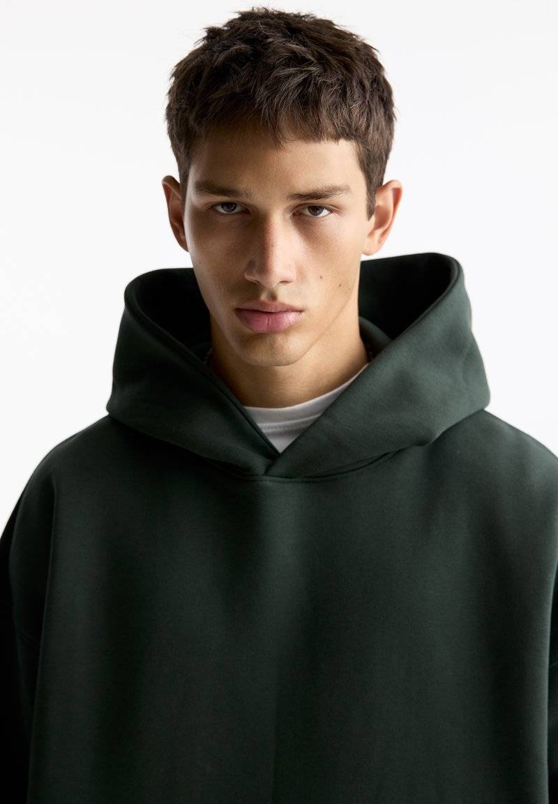 PULL&BEAR PULL&BEAR BOXY - Hoodie - dark green im Angebot