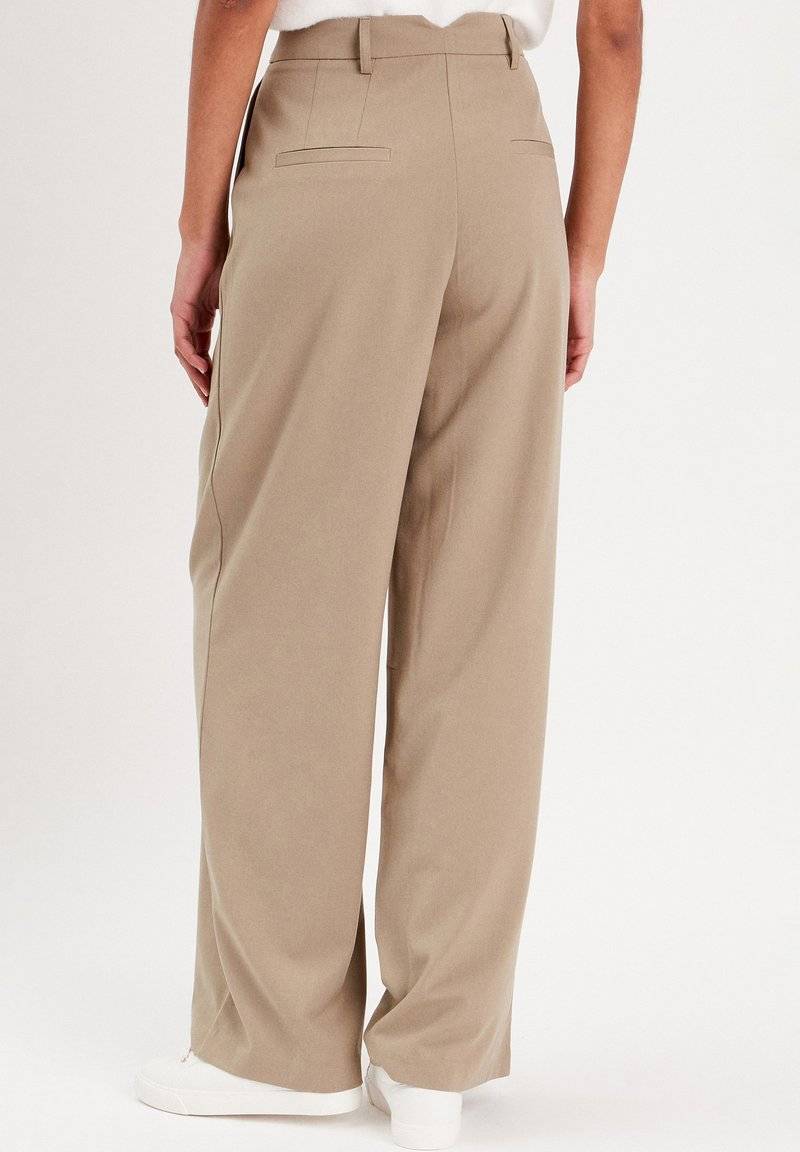 Cache Cache Cache Cache WEITE FLIESSENDE MIT ABNÄHERN - Trousers - vert kaki Black Friday