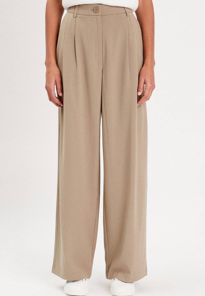 Cache Cache Cache Cache WEITE FLIESSENDE MIT ABNÄHERN - Trousers - vert kaki Black Friday