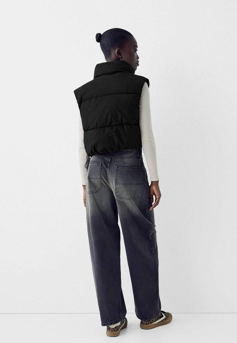 Bershka Bershka CROPPED PUFFER - Waistcoat - black denim Auslauf
