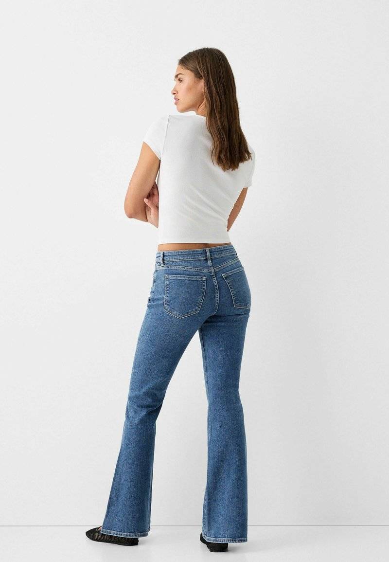 Bershka Bershka Flared Jeans - light blue denim Fabrikladen