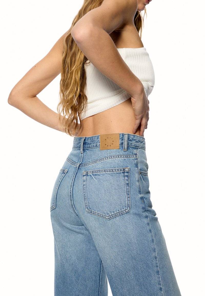 PULL&BEAR PULL&BEAR HIGH WAIST - Flared Jeans - blue Speichern exportieren