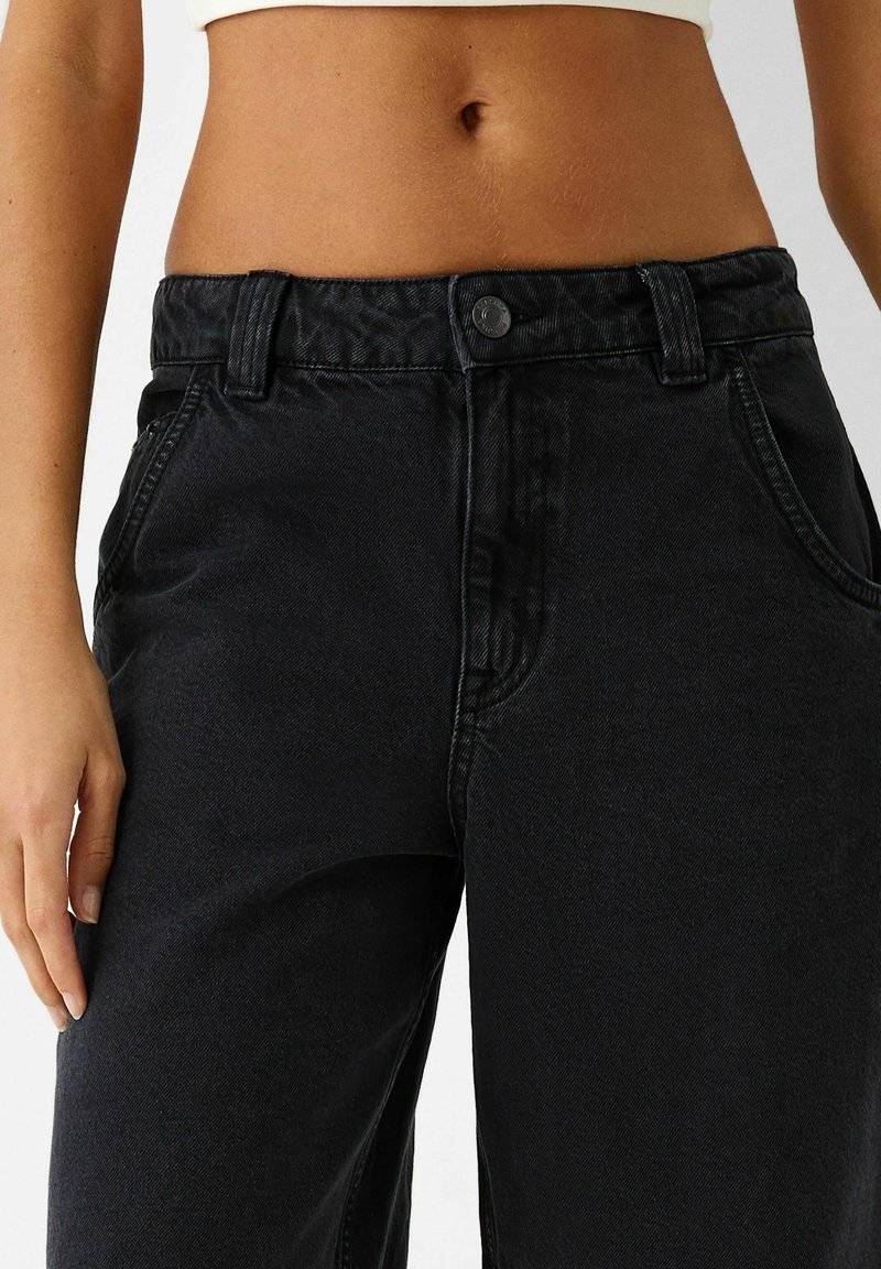 Bershka Bershka BERMUDA - Denim shorts - black Meist gekauft