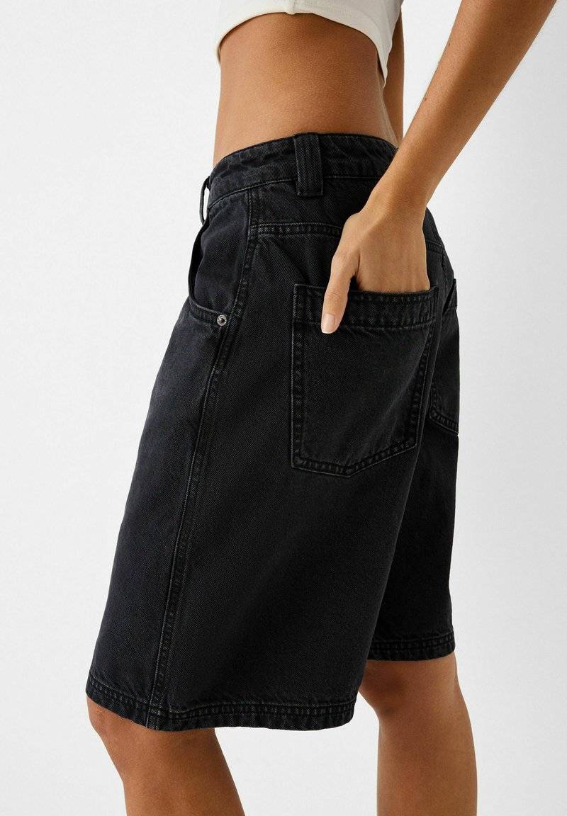 Bershka Bershka BERMUDA - Denim shorts - black Meist gekauft