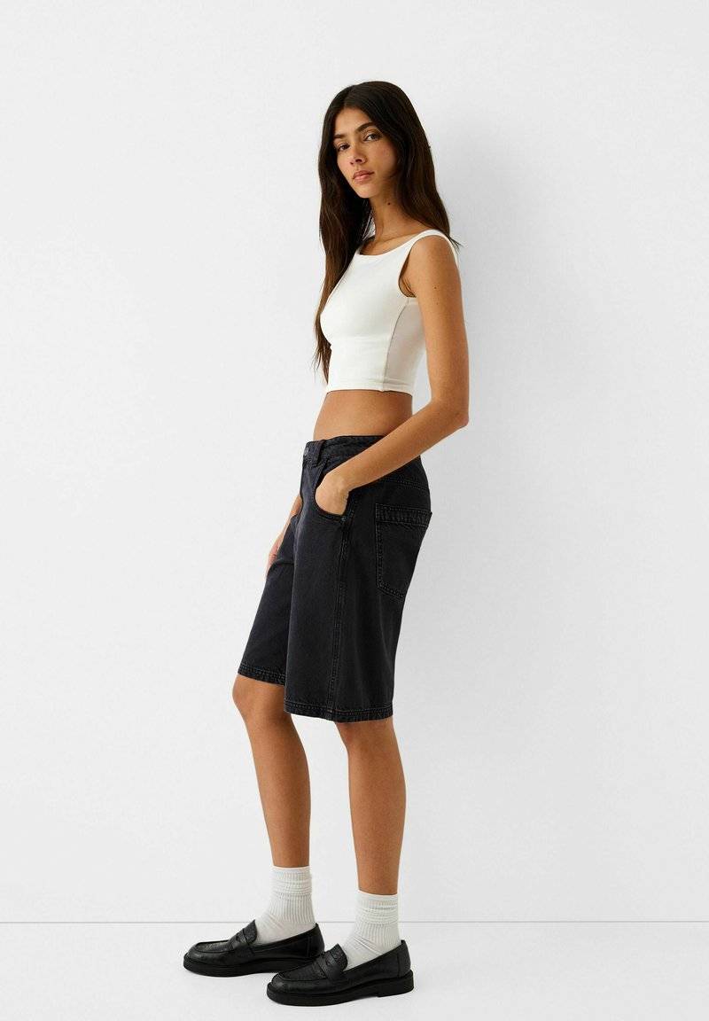 Bershka Bershka BERMUDA - Denim shorts - black Meist gekauft