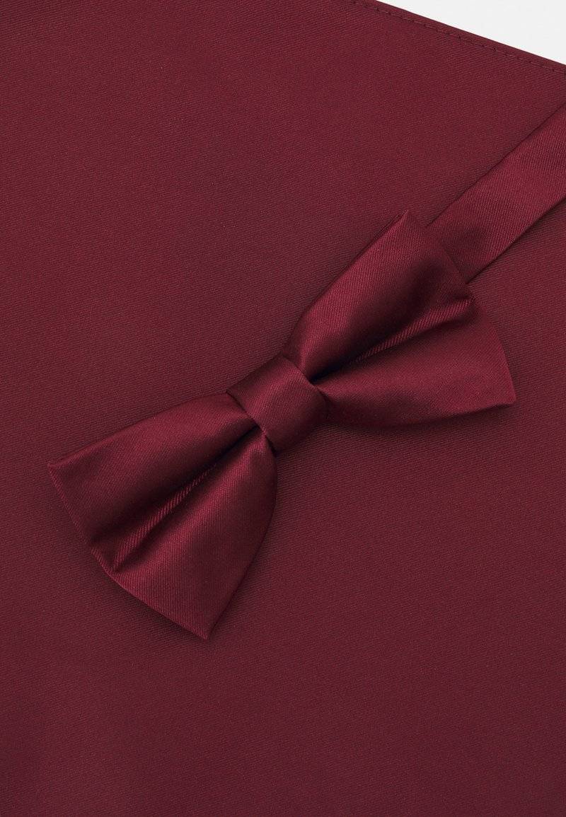 Pier One Pier One SET - Pocket square - bordeaux 50% Rabatt mit kostenlosem Versand