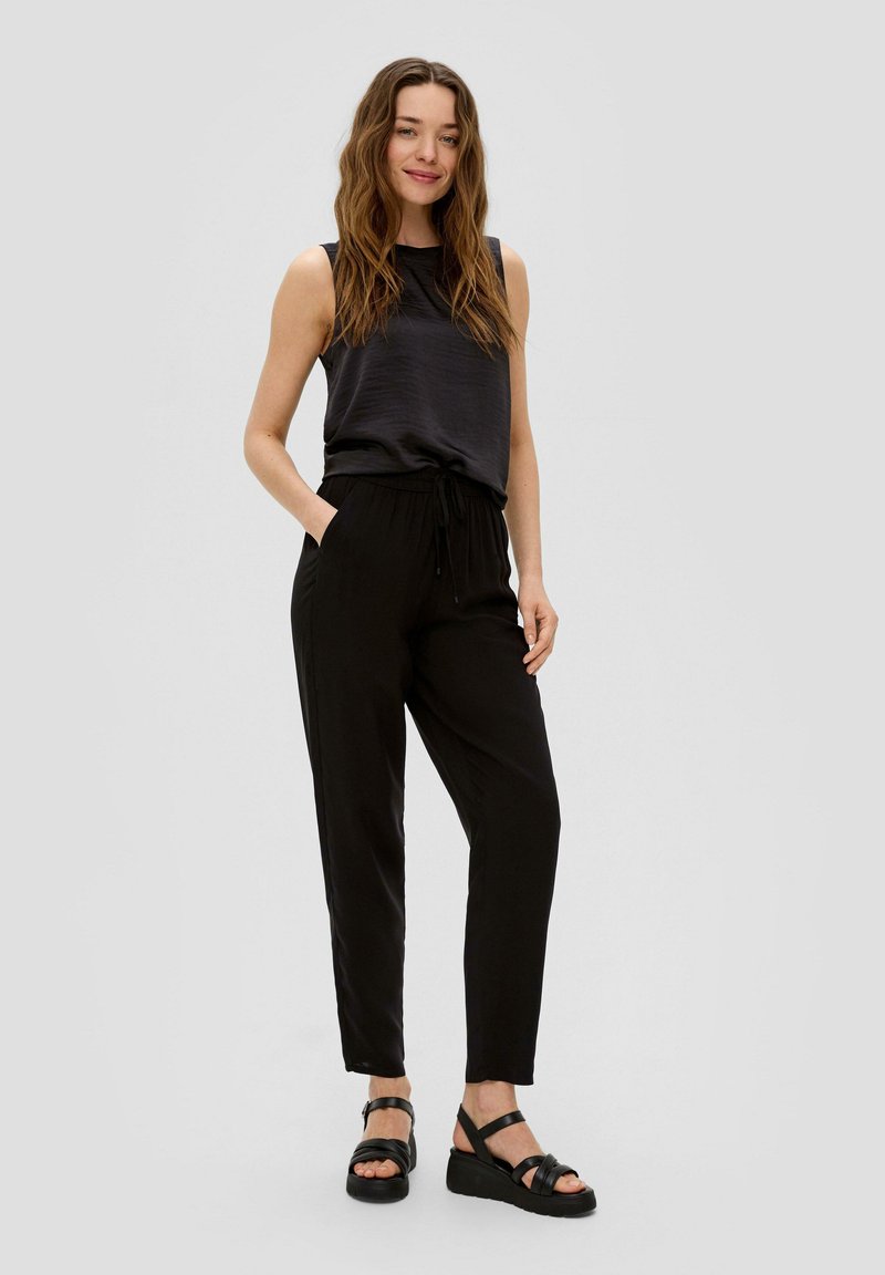 s.Oliver s.Oliver ANKLE-AUS REINER - Trousers - schwarz 2025