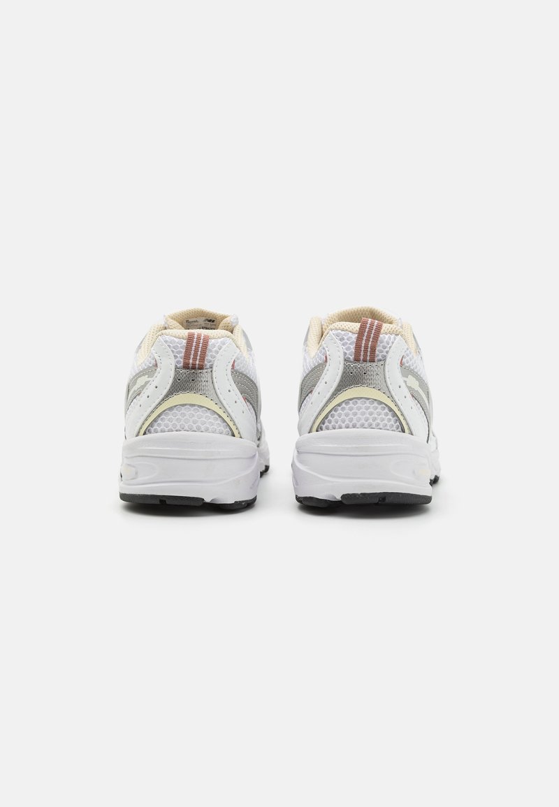 New Balance New Balance 530 UNISEX - Trainers - white Letzter Tag