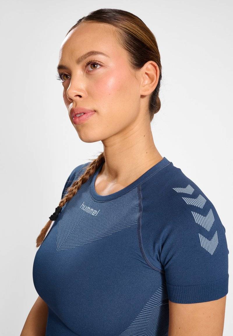 Hummel Hummel FIRST SEAMLESS - Sports T-shirt - vintage indigo Vierteljährliche Förderung