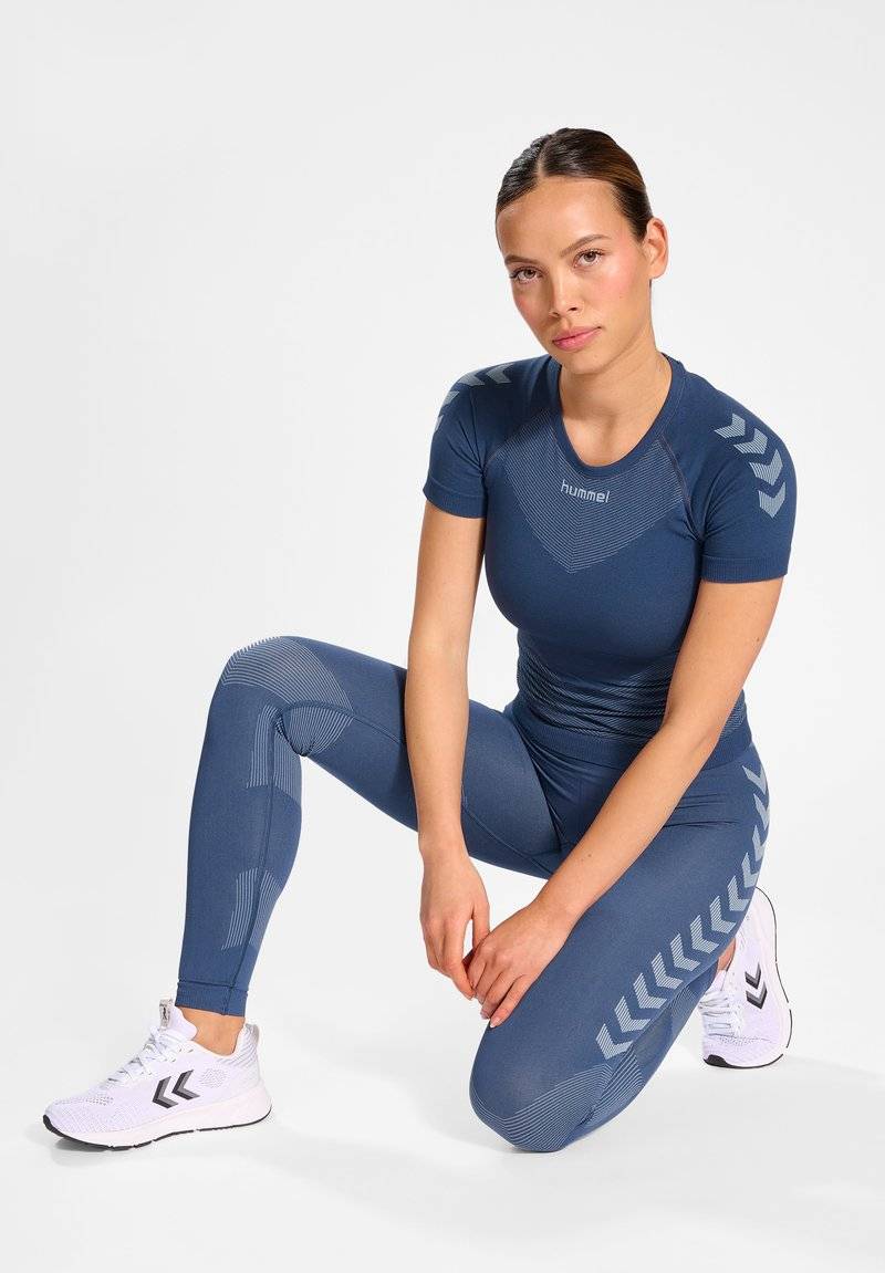 Hummel Hummel FIRST SEAMLESS - Sports T-shirt - vintage indigo Vierteljährliche Förderung